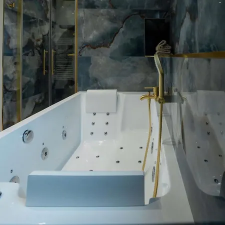 Saphir Design & Whirlpool Bath شقة *